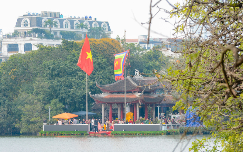 du-xuan-den-ngoc-son