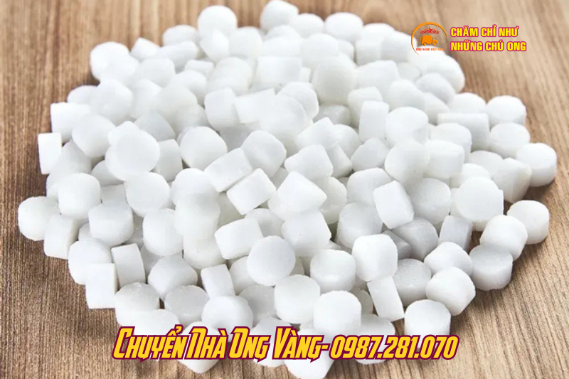 Khử mùi sơn nhà mới bằng long não và naphthalene